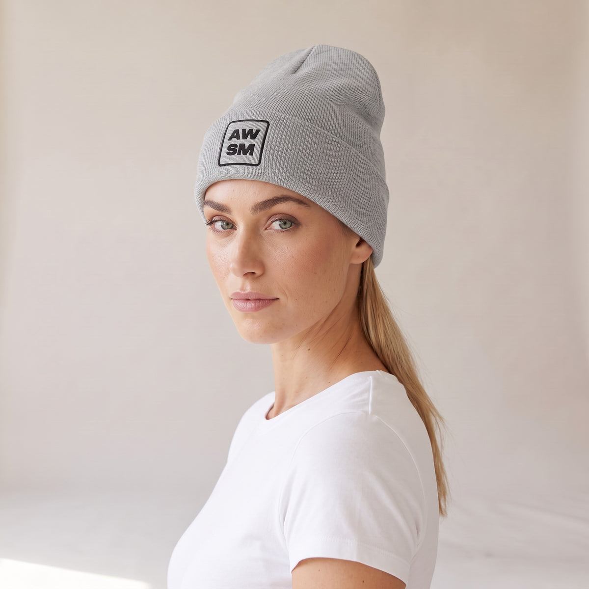 Neige Cuffed Beanie — AWSM Atelier in Cloud Heather Grey, three-quarter view on the AWSM house model